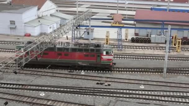 Залізничний локомотив рухається на рейках — стокове відео