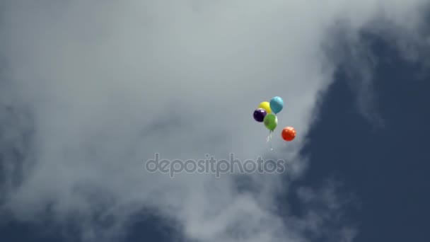 Воздушные шары летают в небе — стоковое видео