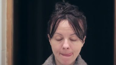 Kız kameraya bakar ve dili gösterir