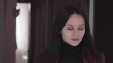 Düşünceli bir noktada arayan Office kız