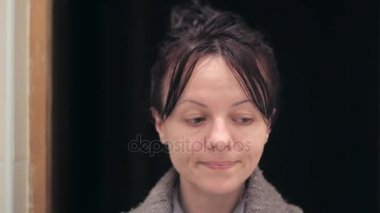 Kız gözleri yukarı emirler