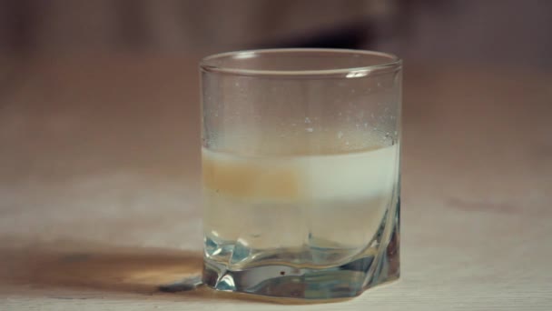 Em um copo com remédio solúvel em água — Vídeo de Stock