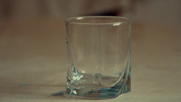 Un bicchiere pieno d'acqua — Video Stock