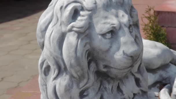 石雕狮子躺在入口处 — 图库视频影像