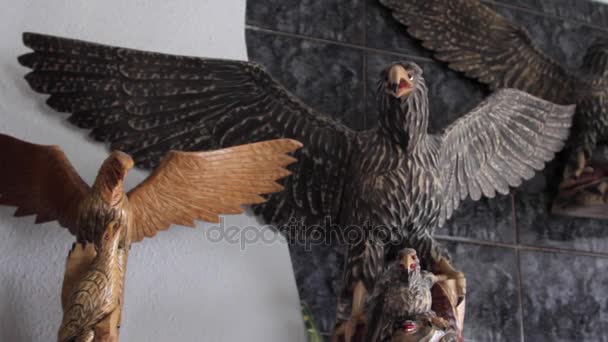 Flera trä handgjorda eagles — Stockvideo