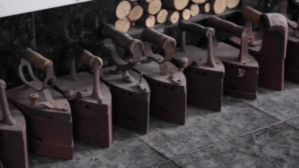 Bir sürü eski kömür ütüler — Stok video
