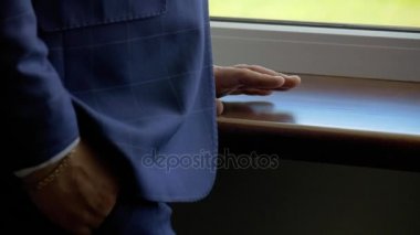 damat gelin için bekler