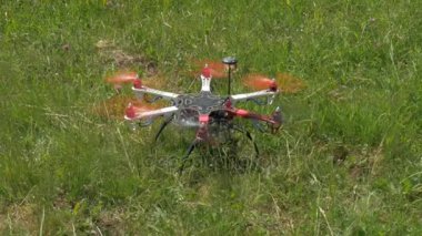 Derme çatma bir dron yerden göğe kadar uçar