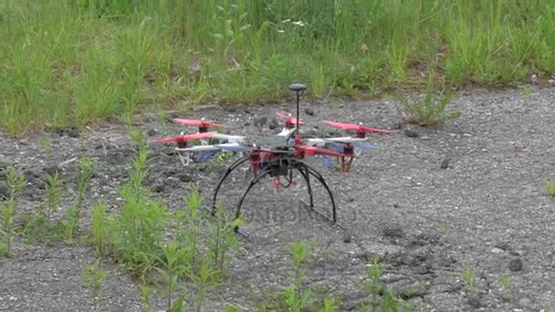 Drohne fliegt vom Boden auf — Stockvideo