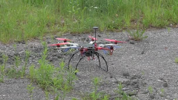 Drone flies up from the ground — Stock Video