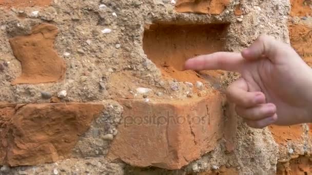 Adam eski duvarlara dokunur — Stok video
