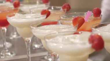 Akşam kokteylleri ile tablo