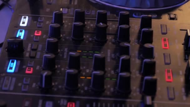 Um DJ toca a sua música — Vídeo de Stock