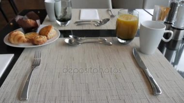 Garson bir restoranda yemek sunar