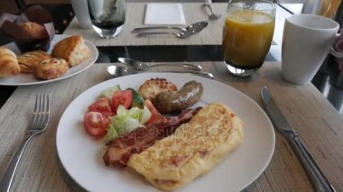 Adam içki kahve masada oturan