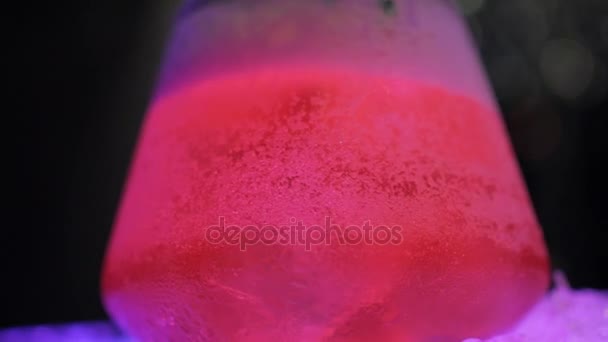 Röd cocktail med is i skålen — Stockvideo