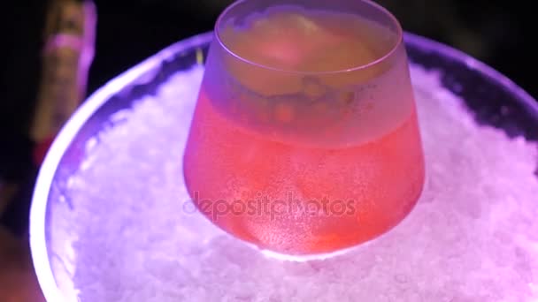 Cóctel rojo con hielo en el Bowl — Vídeos de Stock