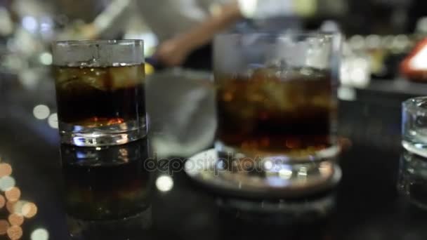 Vasos de whisky en el bar — Vídeo de stock