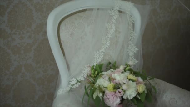 Весільний букет лежить на красивому стільці — стокове відео