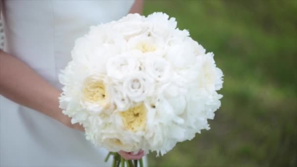 Bukett med vita rosor i händerna på flickan — Stockvideo