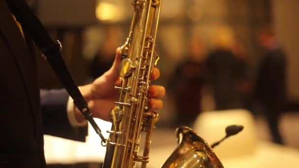 Muzyk grający na saksofonie — Wideo stockowe