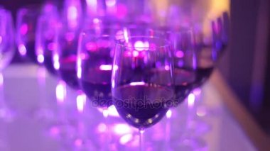 Bir restoranda şarap gözlük