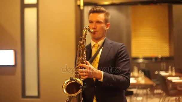 Saxofonista toca saxofone — Vídeo de Stock