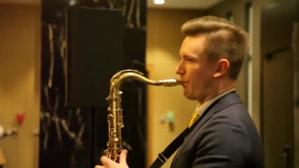 Saxofonista toca saxofone — Vídeo de Stock