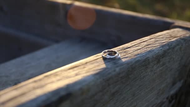 Anillos de boda al sol — Vídeos de Stock