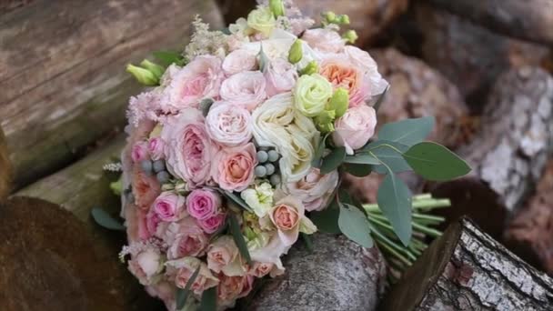 Ramo de boda sobre fondo de madera — Vídeos de Stock