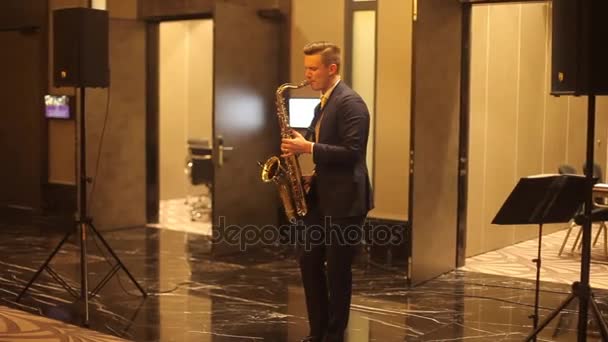 Musician playing the saxophone — Stock Video