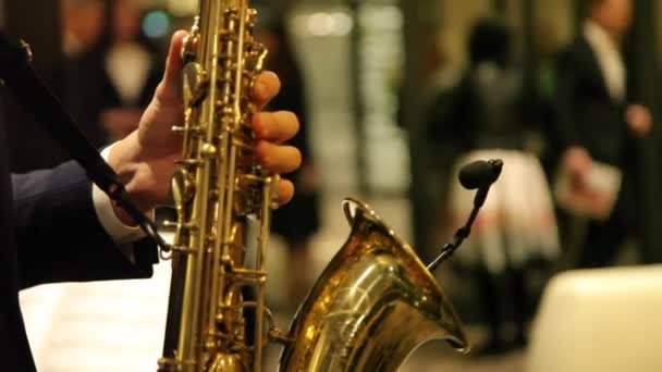 Músico tocando el saxofón — Vídeos de Stock