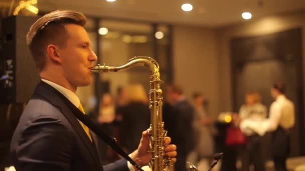 Músico tocando o saxofone — Vídeo de Stock