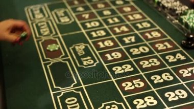 Bir kadın bir Casino rulet oynayarak bir bahis yapar.