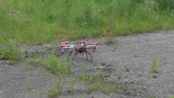 Drone flies up from the ground — Stock Video