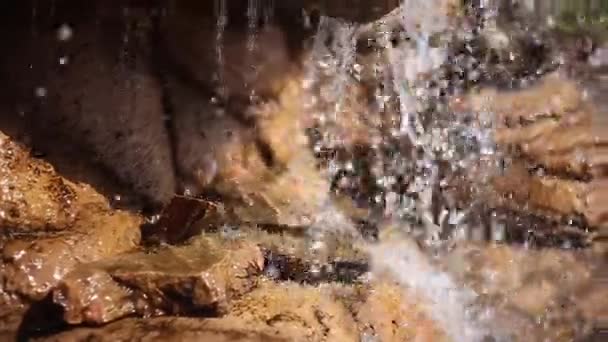 Waterval onder de rotsen — Stockvideo