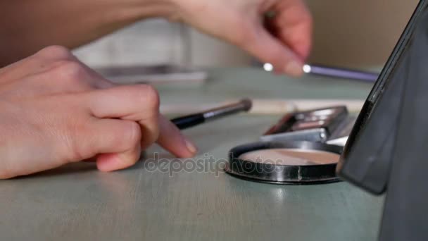 Cepillos de maquillaje yacen sobre la mesa — Vídeo de stock