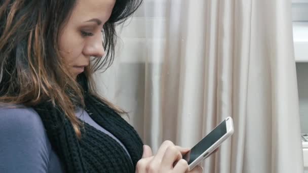 Jeune fille écrit SMS via Smartphone — Video