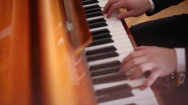 Ένας άντρας παίζει πιάνο. — Αρχείο Βίντεο