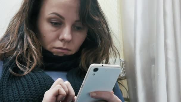Девушка читает сообщение по телефону — стоковое видео