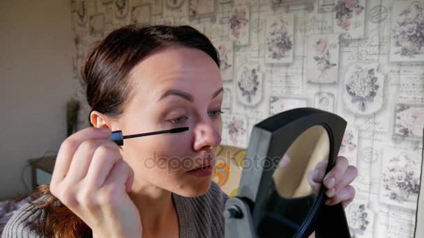 Chica hace maquillaje en casa — Vídeos de Stock