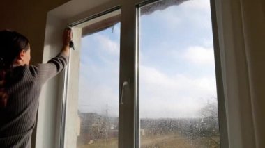 Evde yıkama pencere.