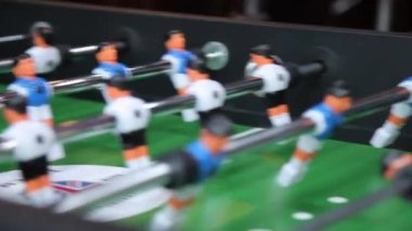 Masa futbolu oynayan arkadaşlar