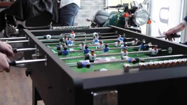 Друзі грають у настільний футбол — стокове відео