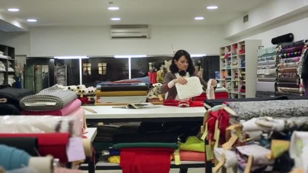 Desainer memilih kain — Stok Video