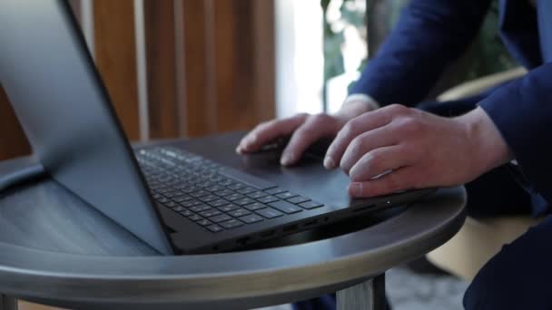 Empresário trabalhando em um laptop. — Vídeo de Stock