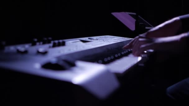 Un músico toca el piano electrónico — Vídeo de stock