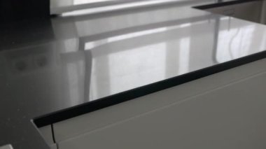 Adam bulaşık makinesini açar