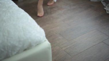 Kız Yatak odasında bir sabahlığı size yürür