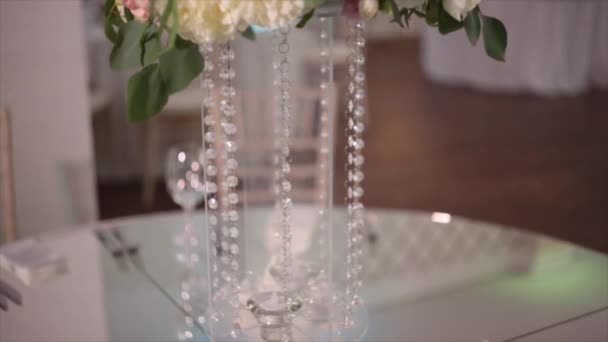 Jarrón de cristal con flores en la mesa de la boda — Vídeo de stock